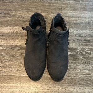 Great condition MIA fringe booties women’s size 9
